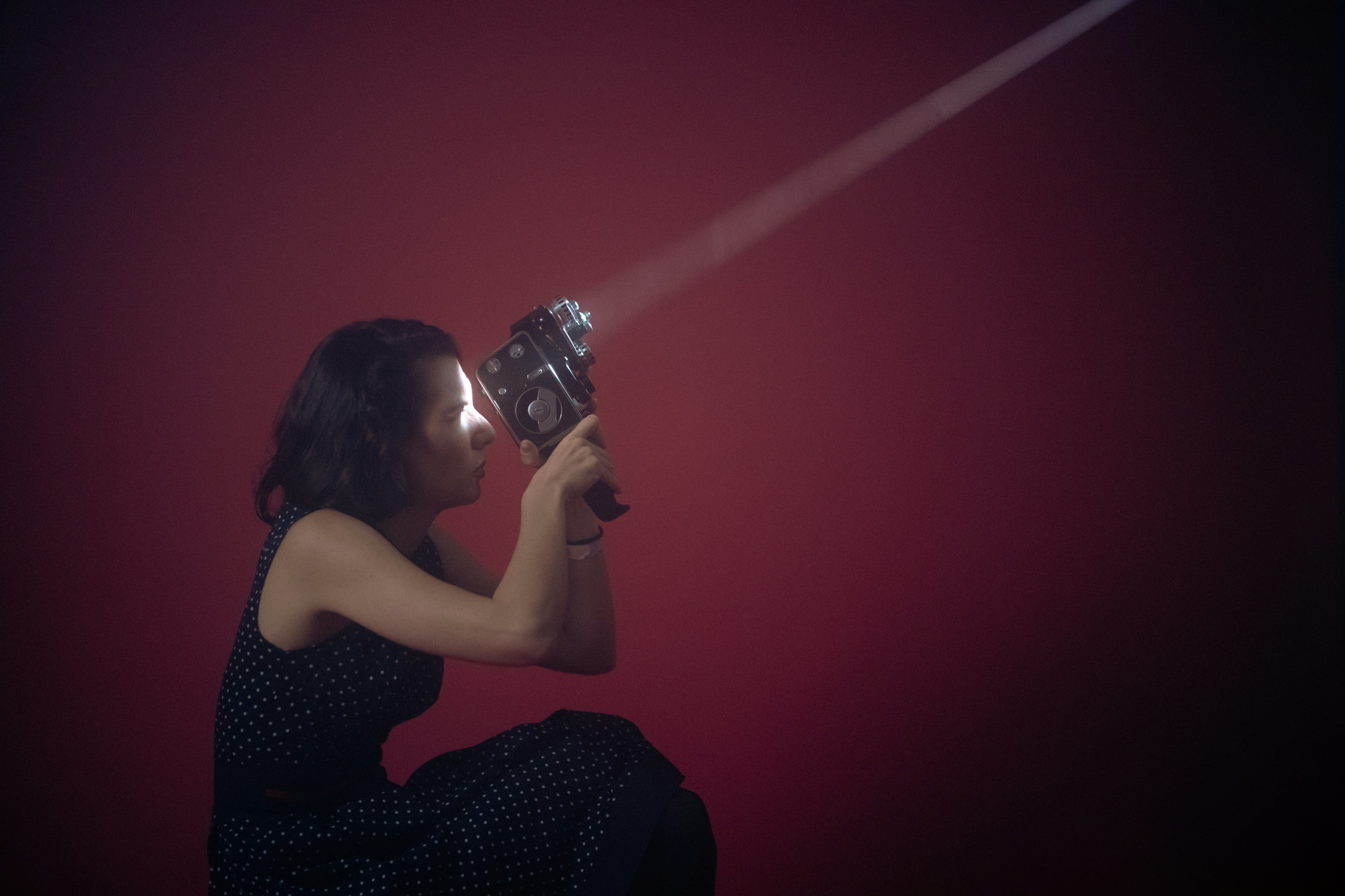 Eine Frau sitzt auf dem Boden und hält ein Lichtschwert in der Hand