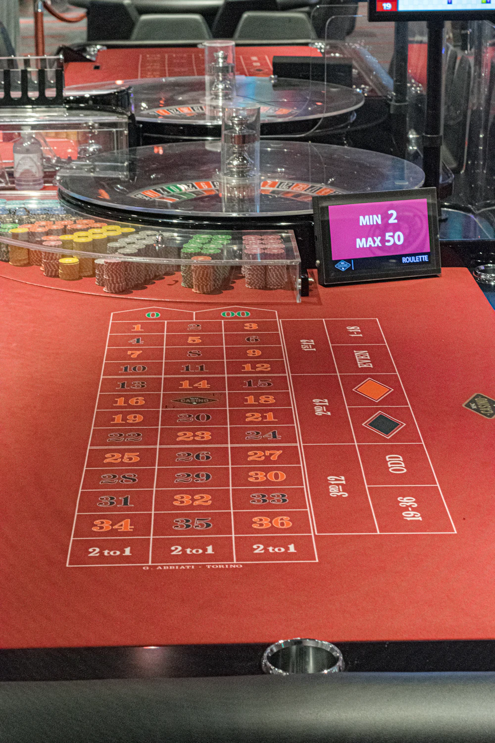 Meja roulette dengan chip warna-warni