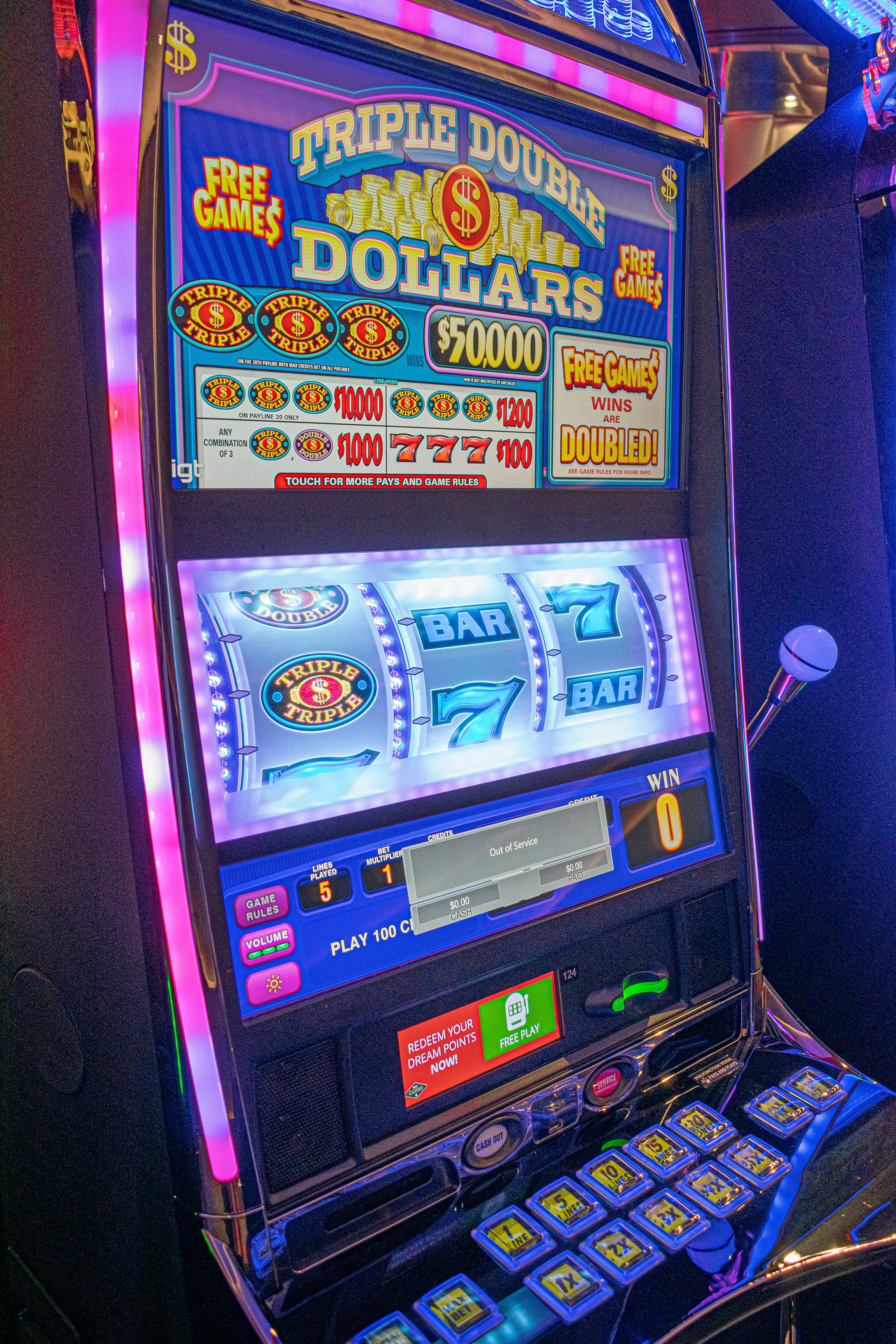 a slot machine that is sitting on a table