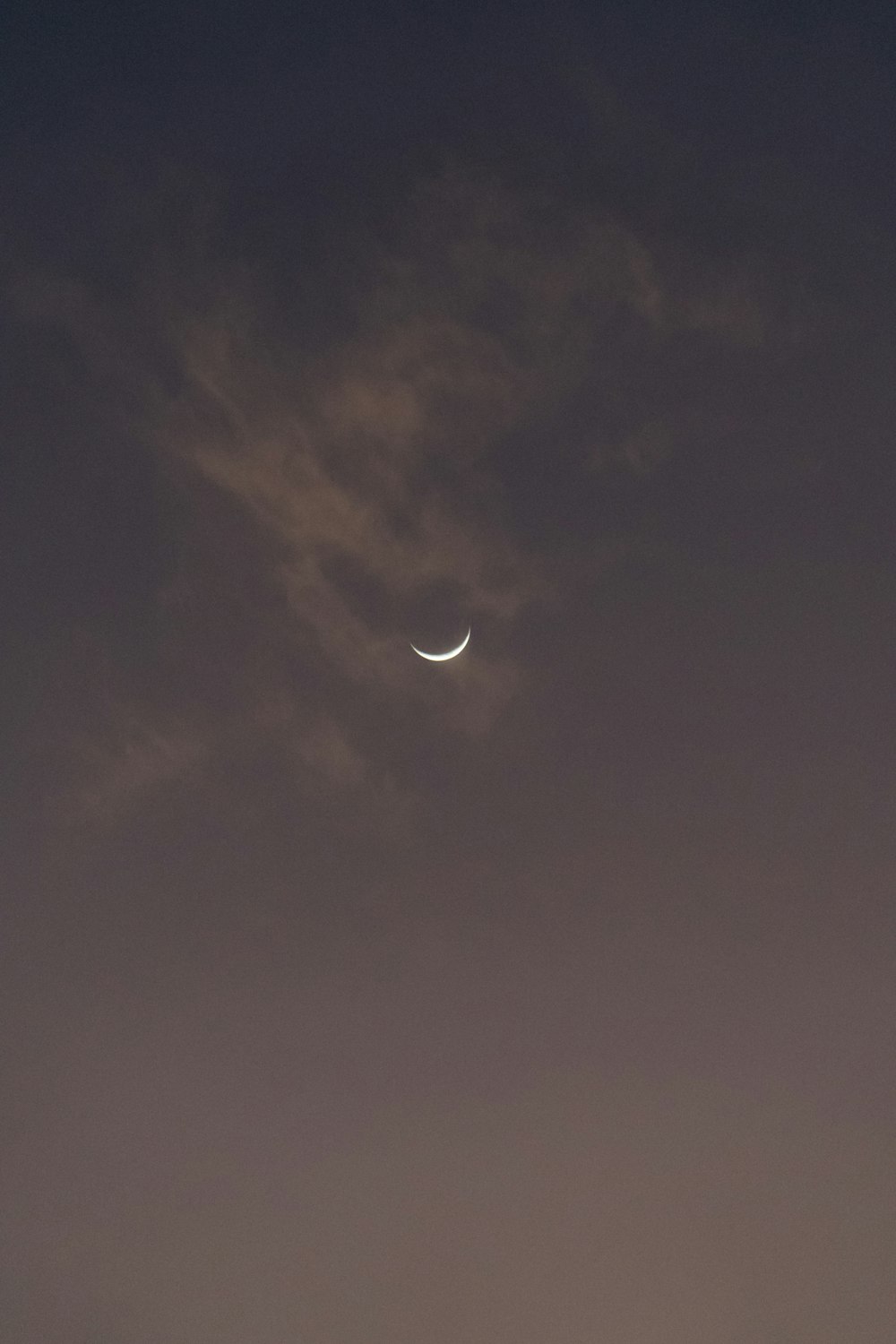 Una falce di luna è vista nel cielo notturno