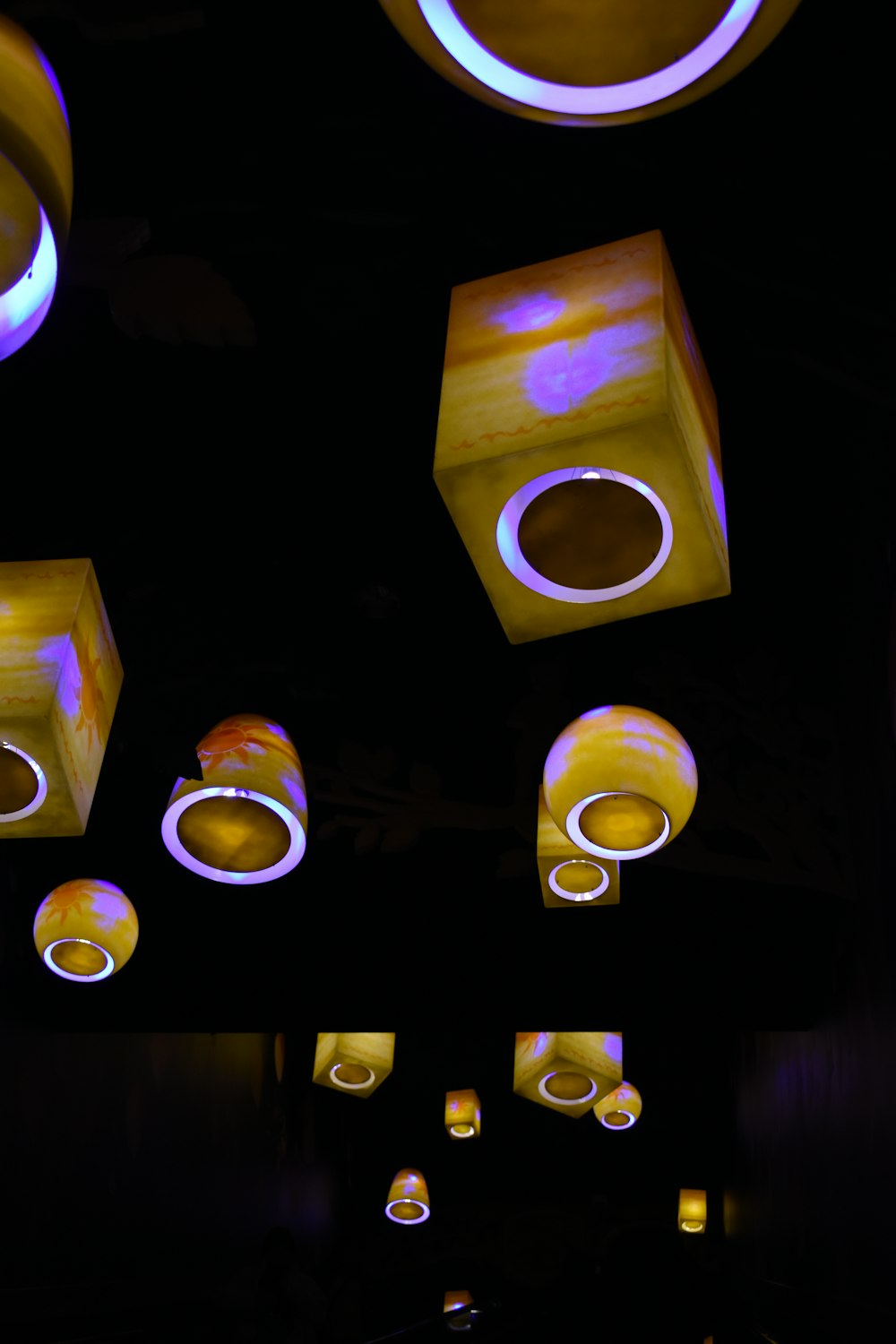 a bunch of lights that are on a ceiling
