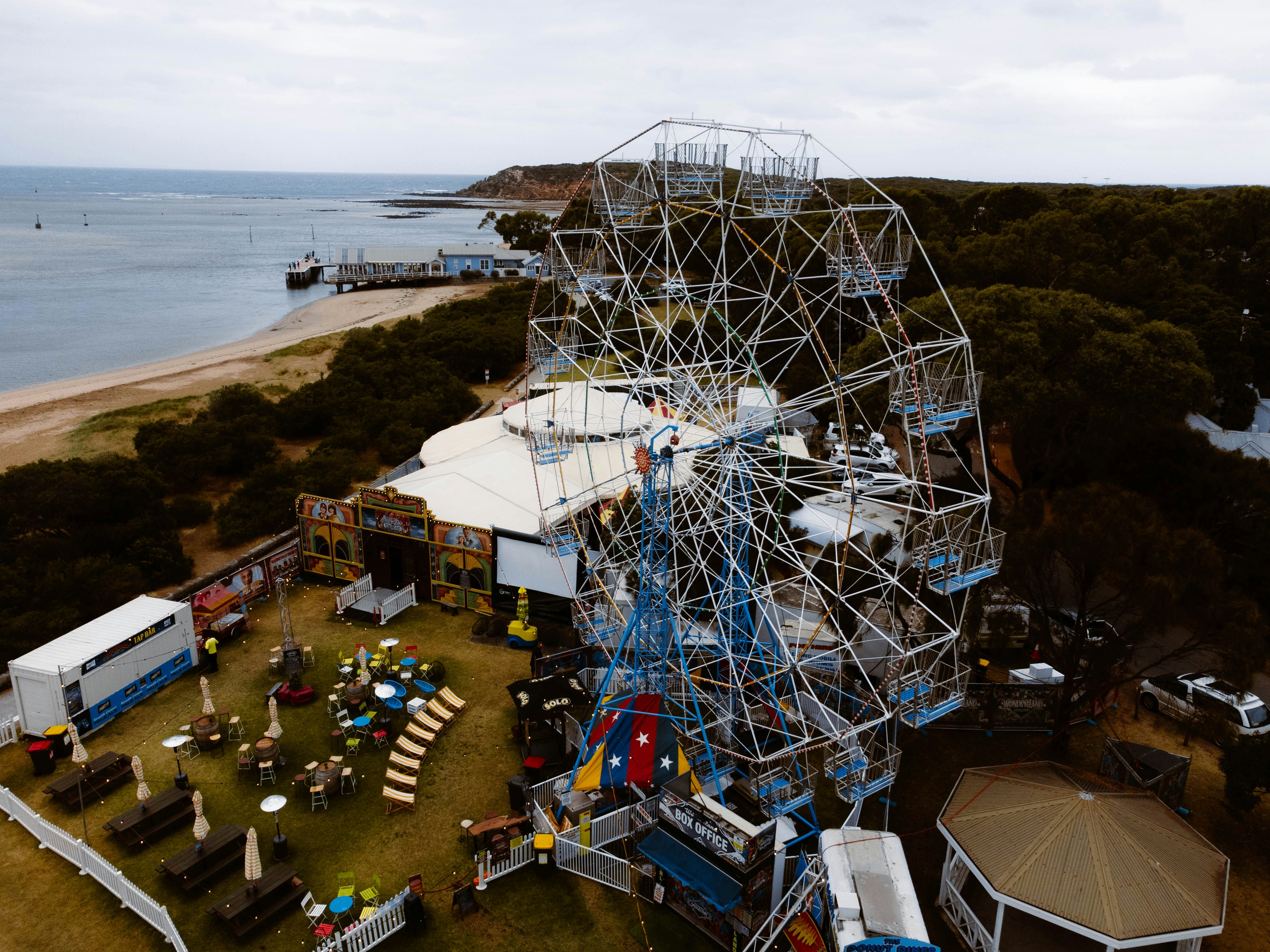 Luftaufnahme eines Vergnügungsparks mit Riesenrad