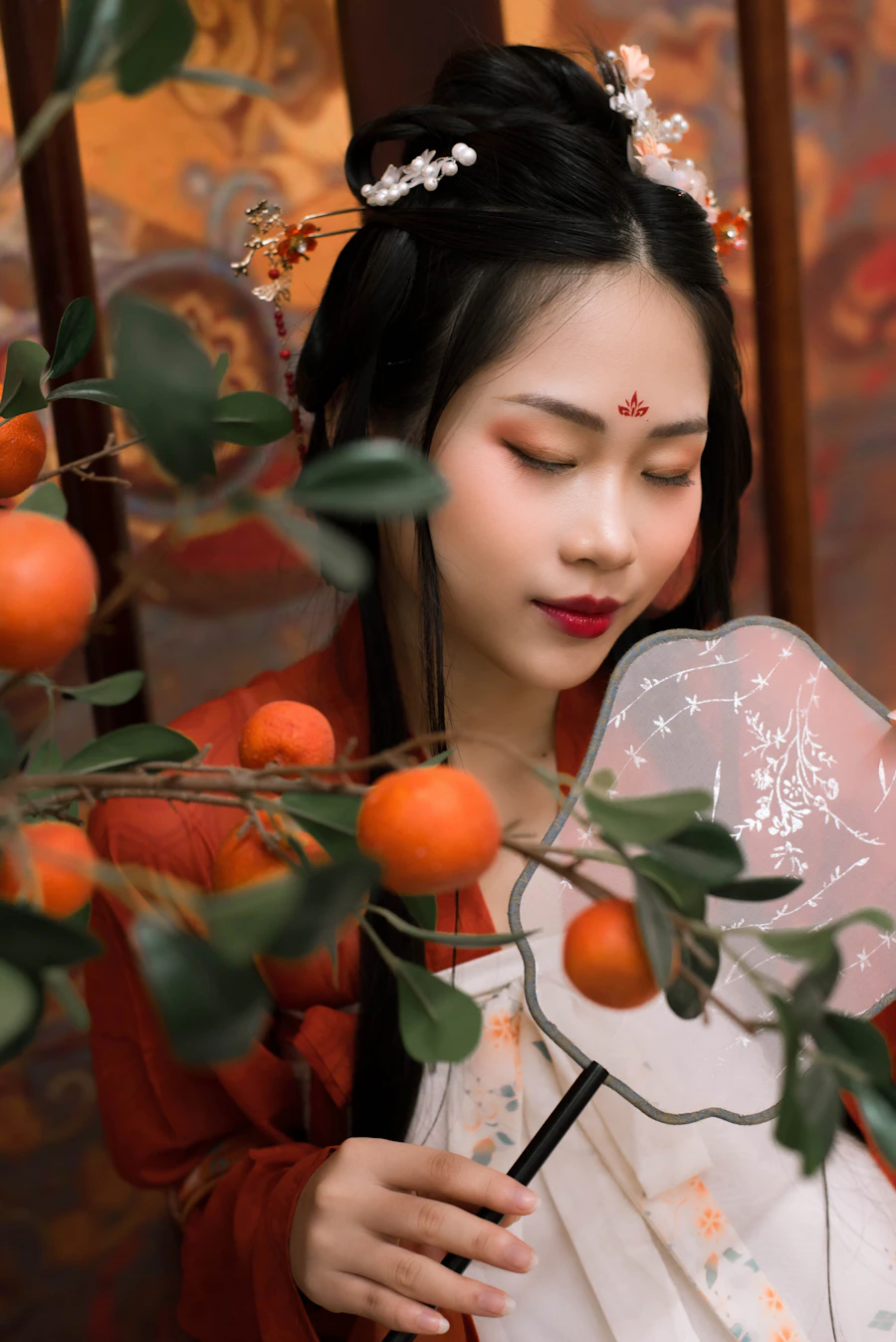 持扇女子与暖色背景，情绪光影参考