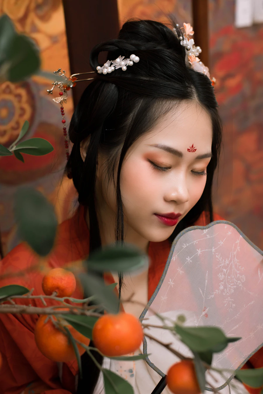 手持折扇的红裙女子，古风人物参考