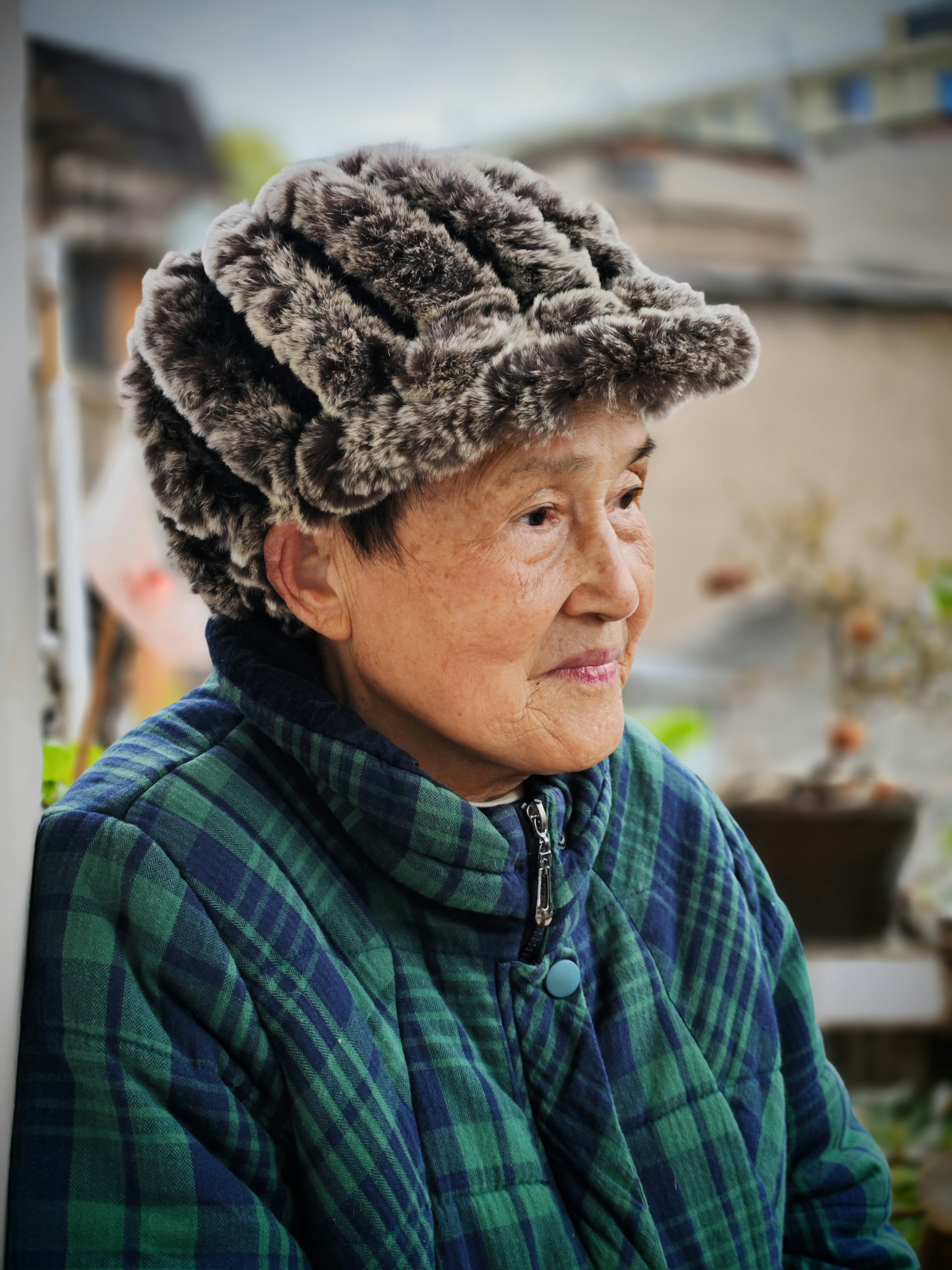 gray computer monitor