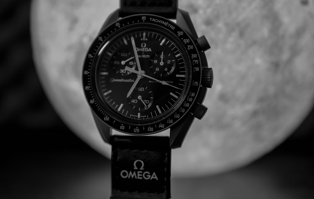 a black and white photo of a watch