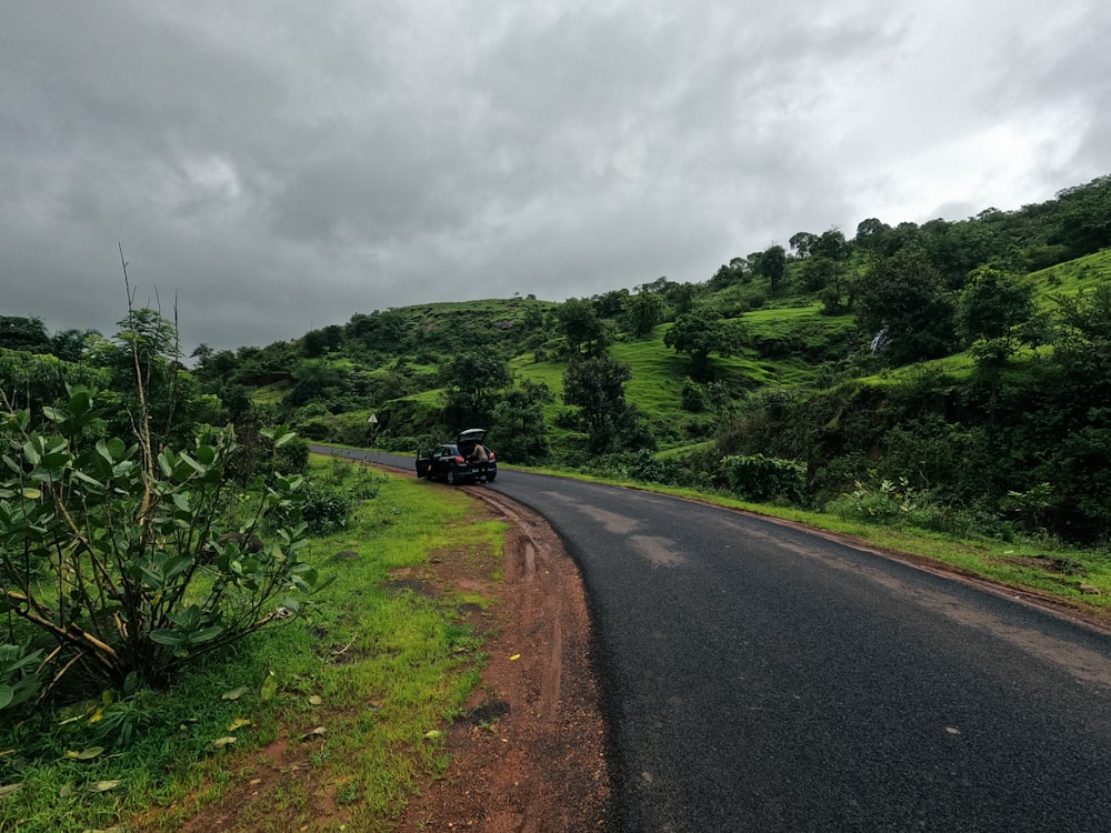 a motorcycle is parked on the side of the road