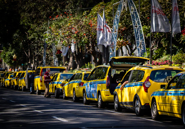Fleet of taxis in Bogotá lined up, all equipped with gas vehicular systems.