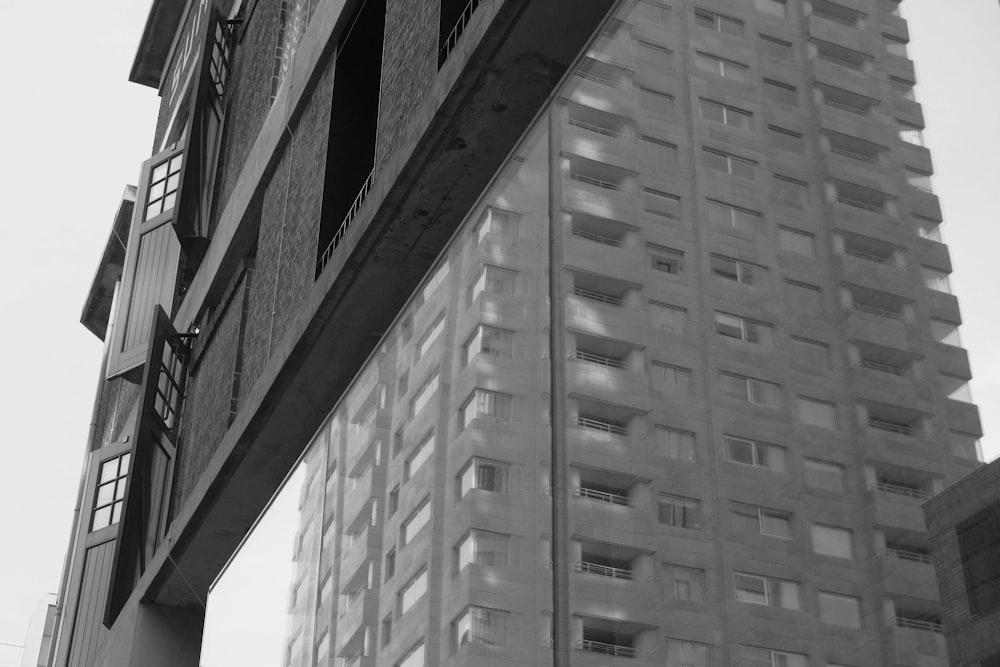 Una foto en blanco y negro de un edificio alto