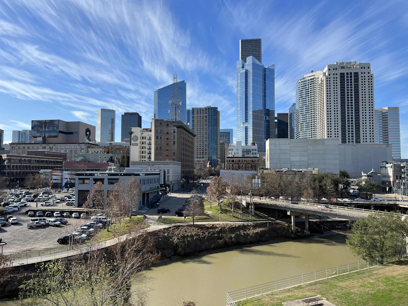 río atravesando el centro de Houston