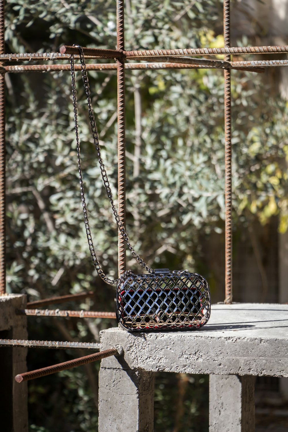 a purse sitting on top of a cement bench