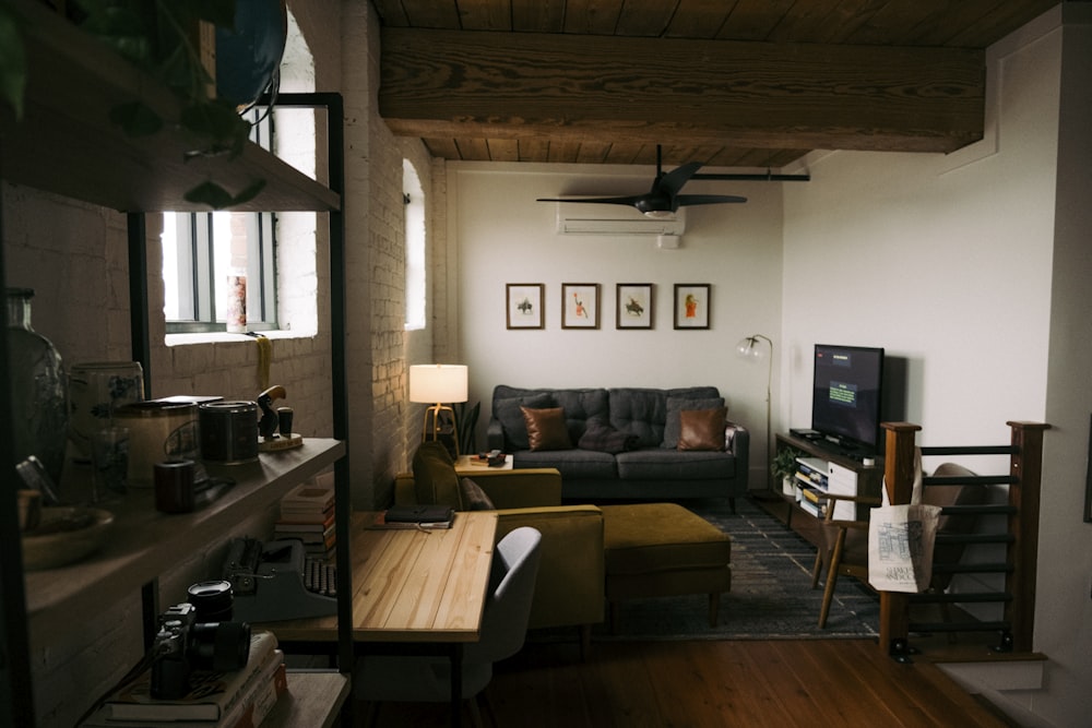 ein Wohnzimmer mit Möbeln und einem Flachbildfernseher