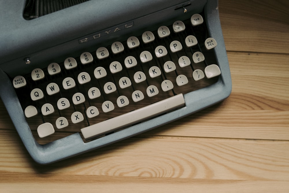 uma máquina de escrever antiquada sentada em uma mesa de madeira