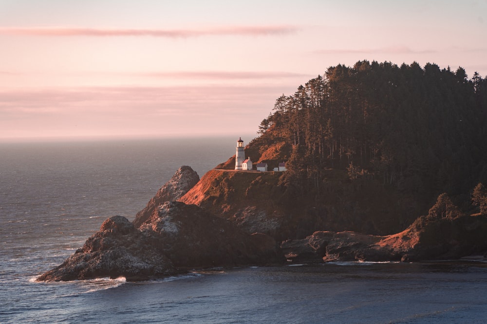 Un phare sur une petite île au milieu de l’océan