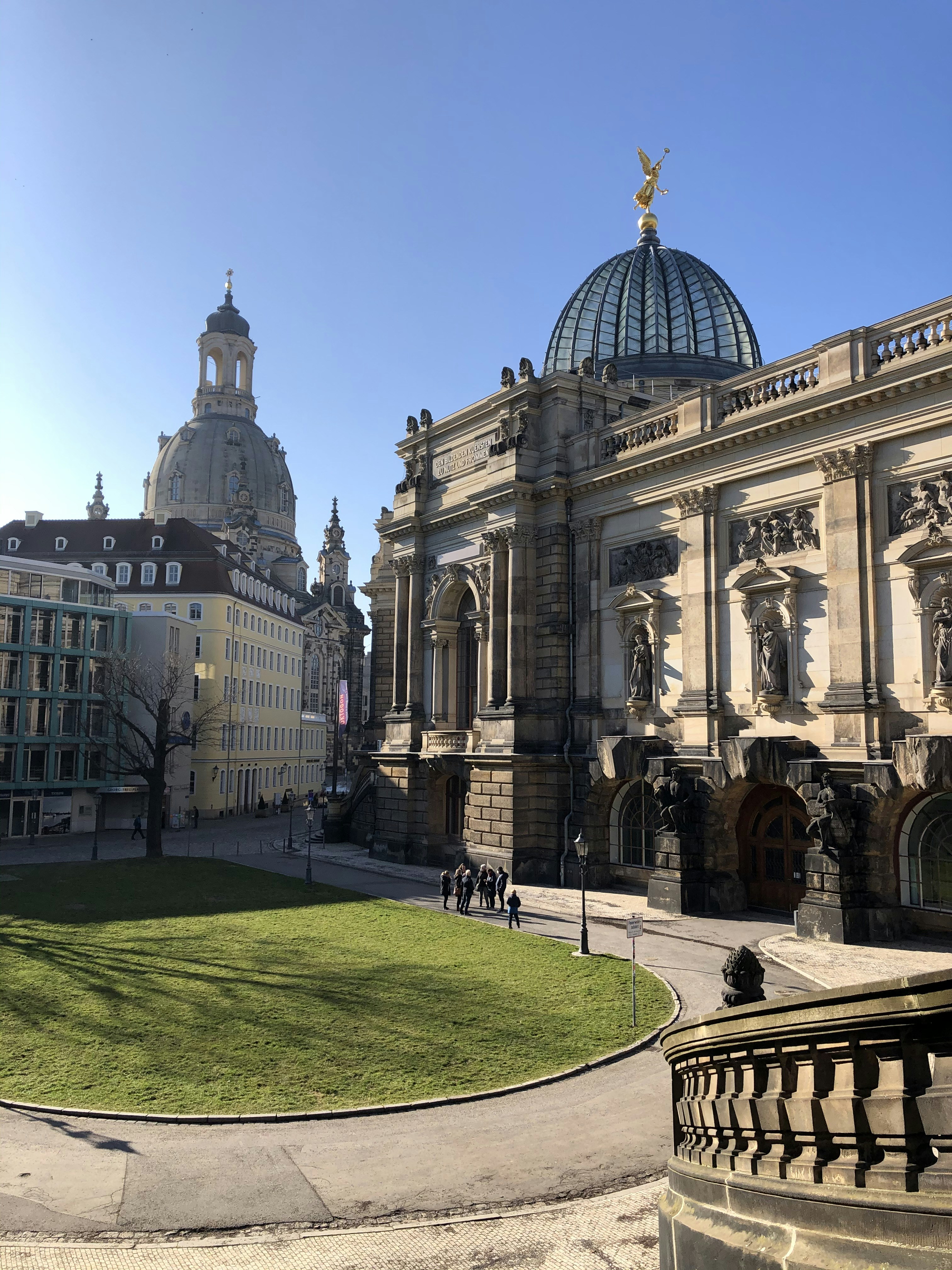 앞에 큰 잔디밭이있는 큰 건물