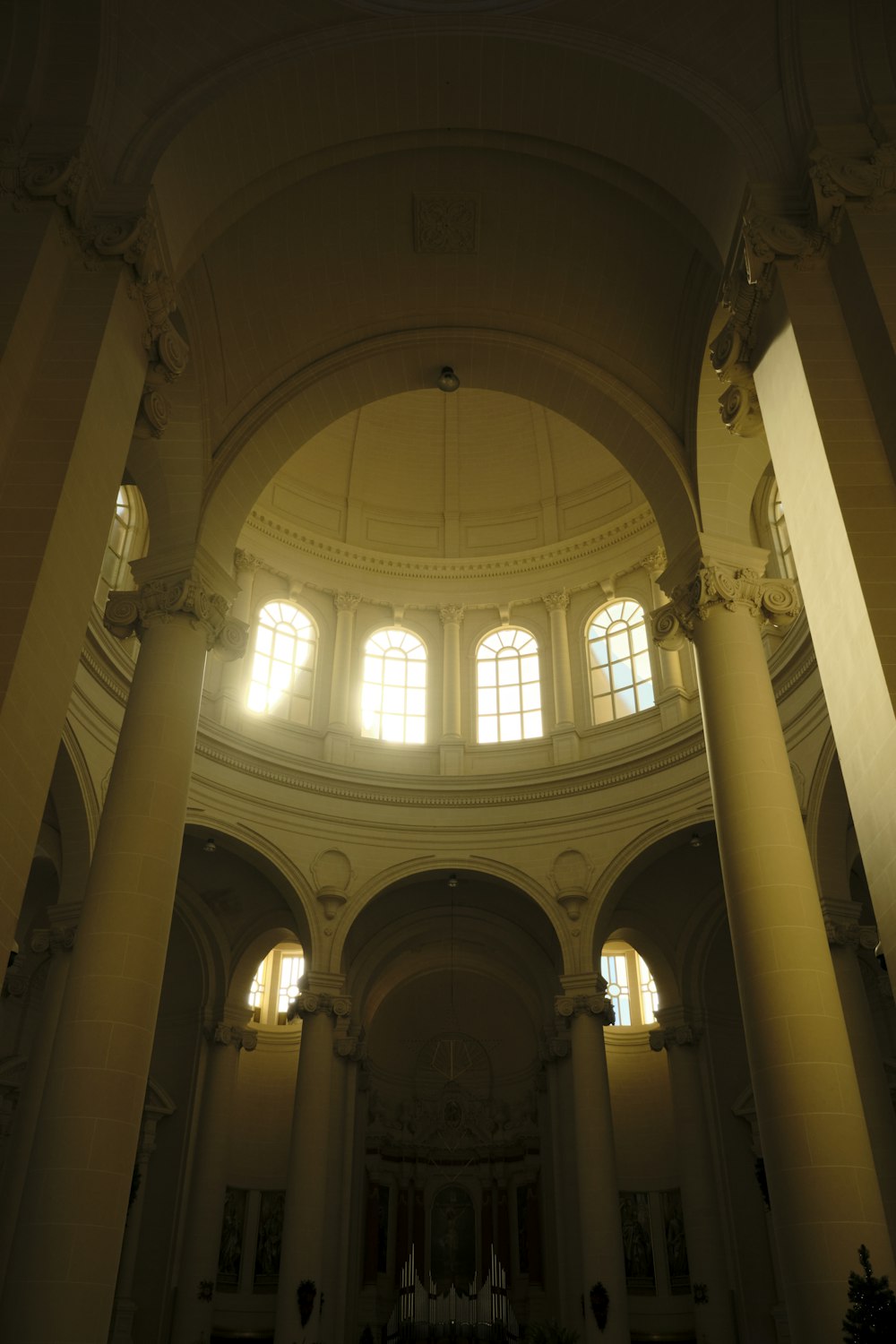 a large building with columns and windows in it