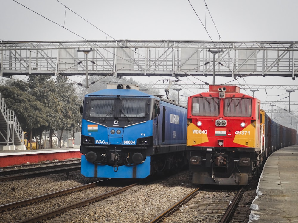 Un par de trenes que están uno al lado del otro