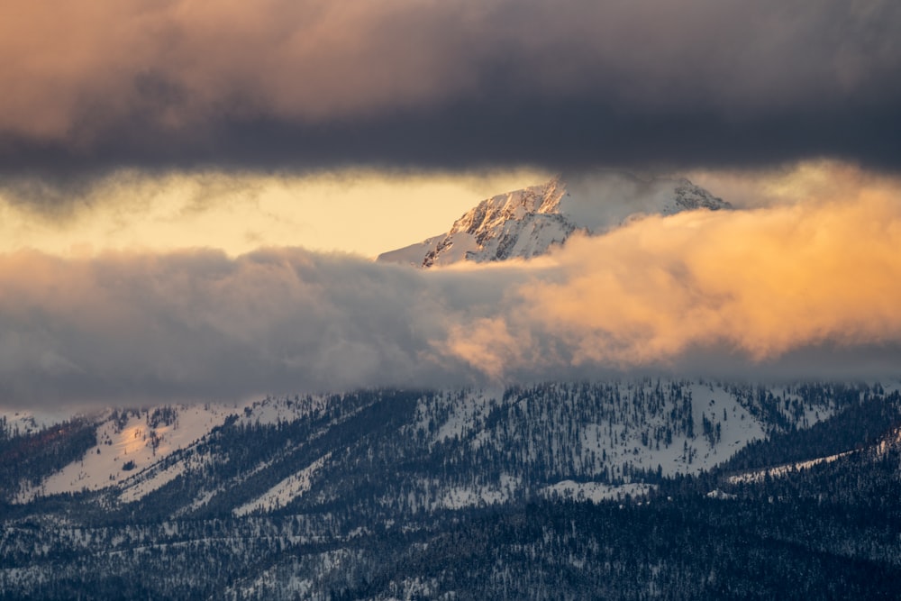 Una montagna coperta di neve sotto un cielo nuvoloso