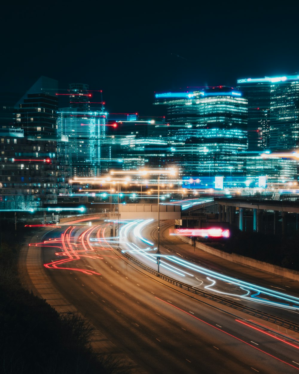 Una imagen nocturna de una calle de la ciudad