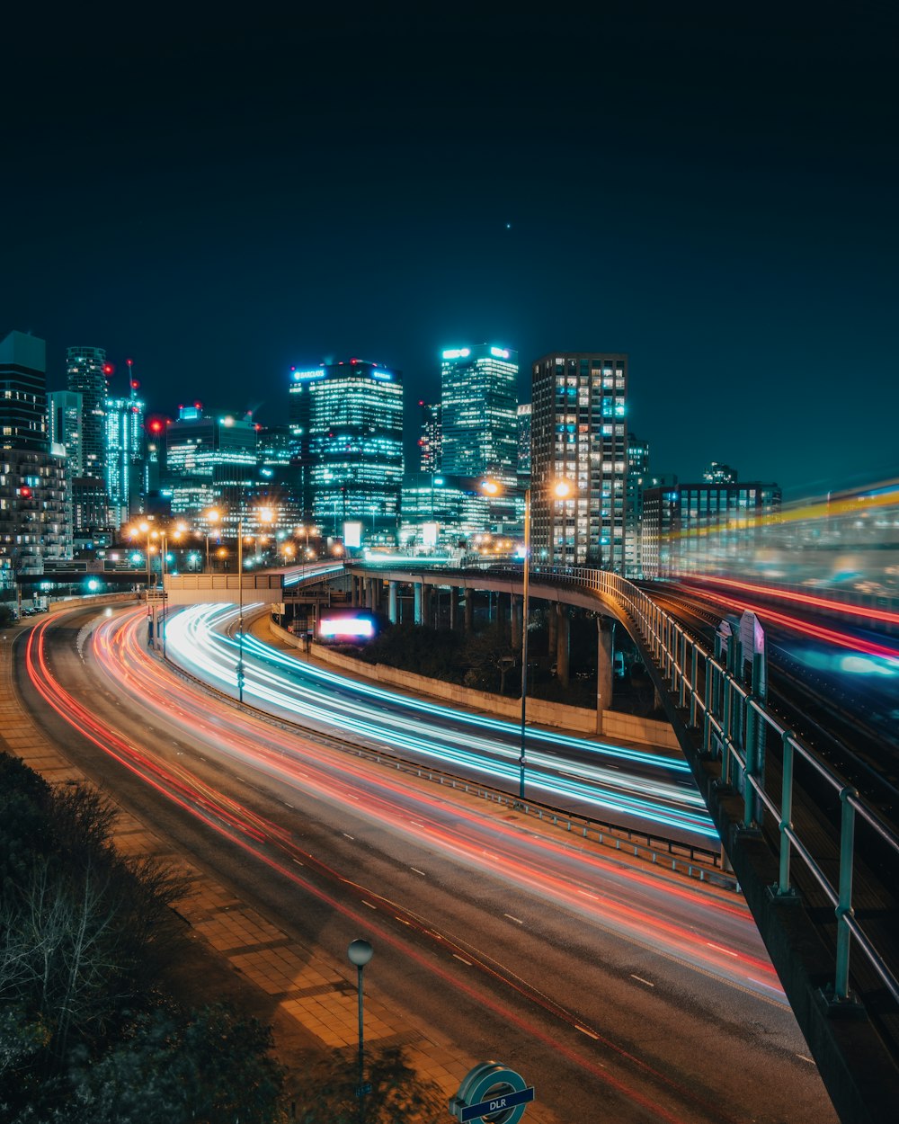 uma cidade à noite com longa exposição do tráfego