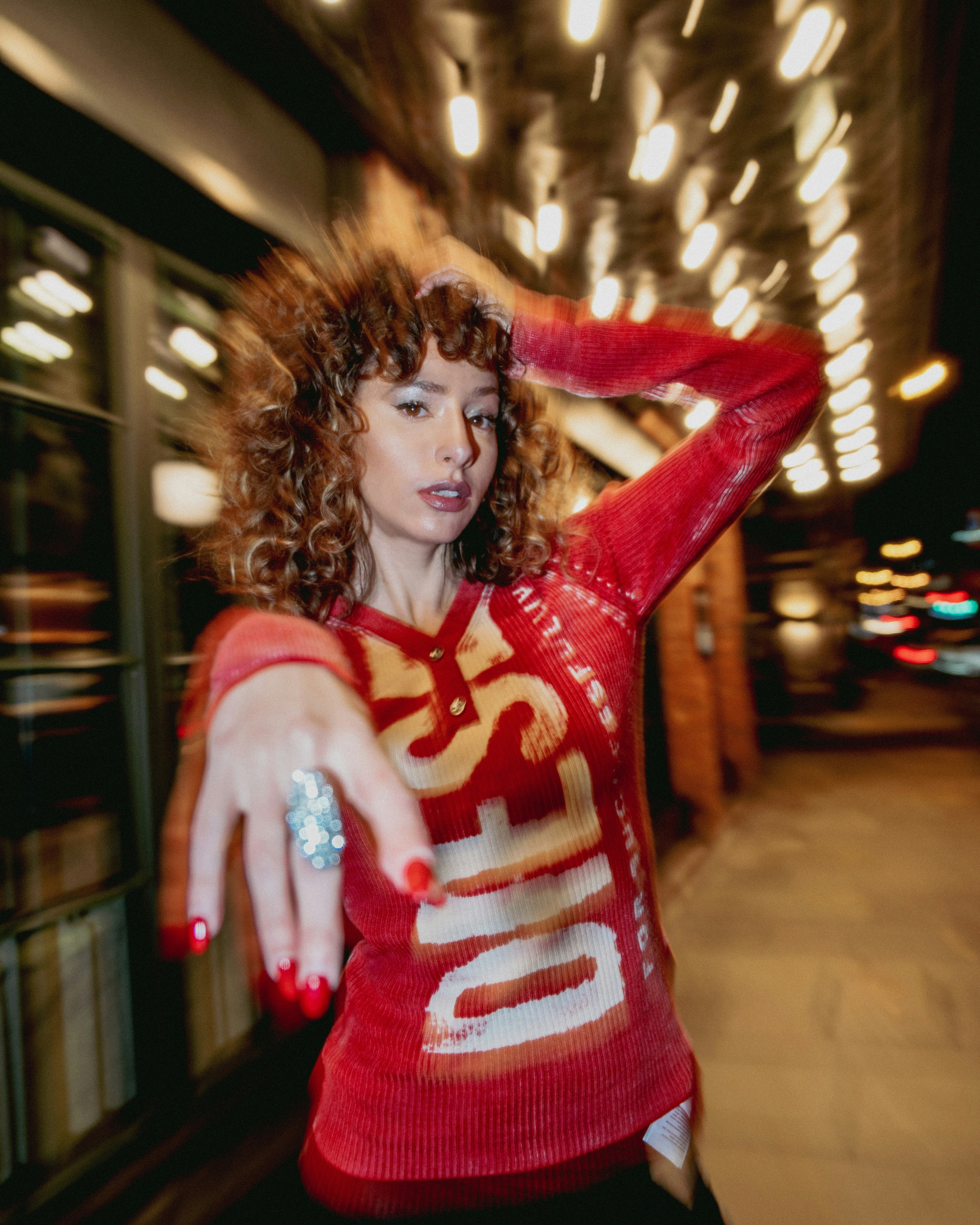 Une femme en pull rouge danse