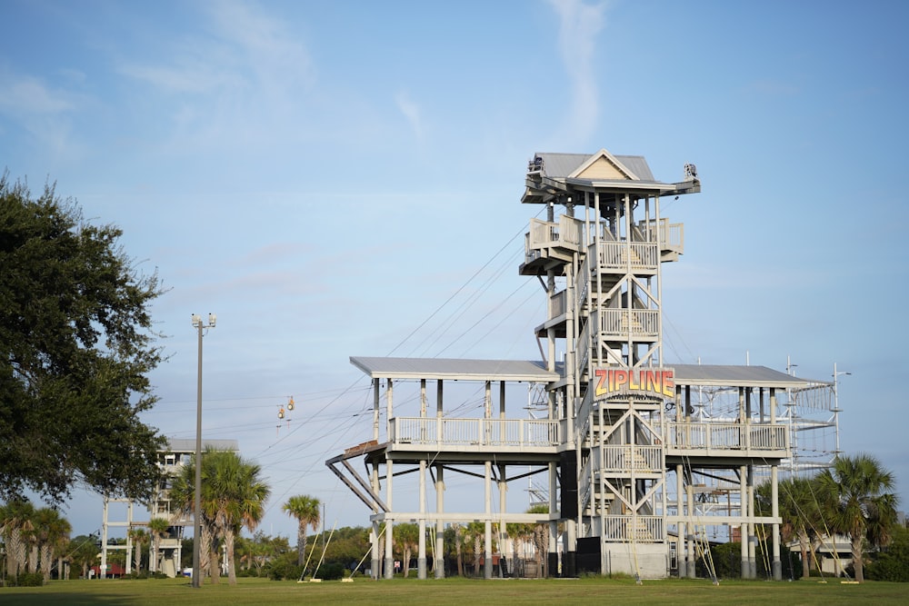 una torre alta con un reloj encima