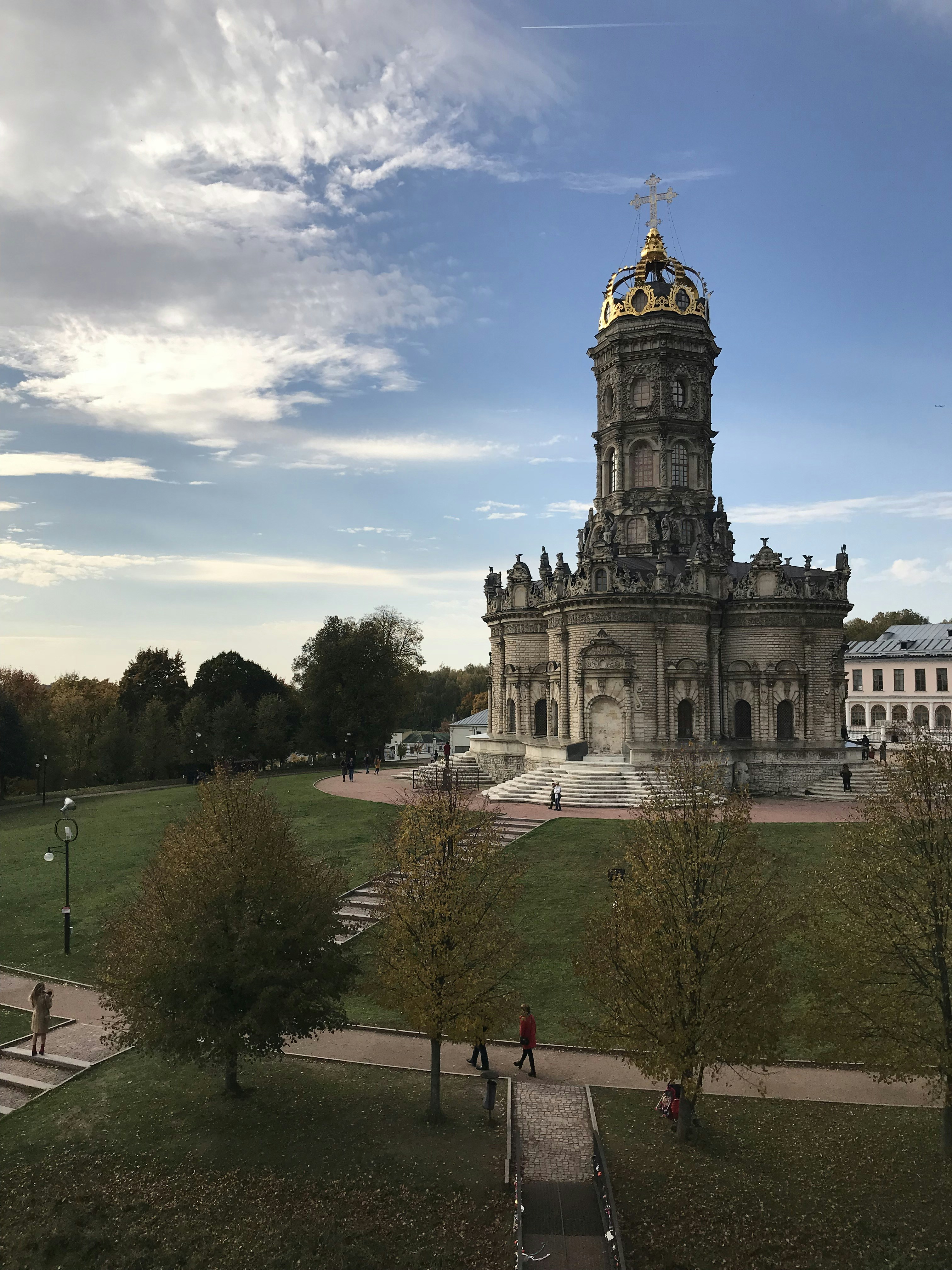 ein großes Gebäude mit einer goldenen Kuppel darauf