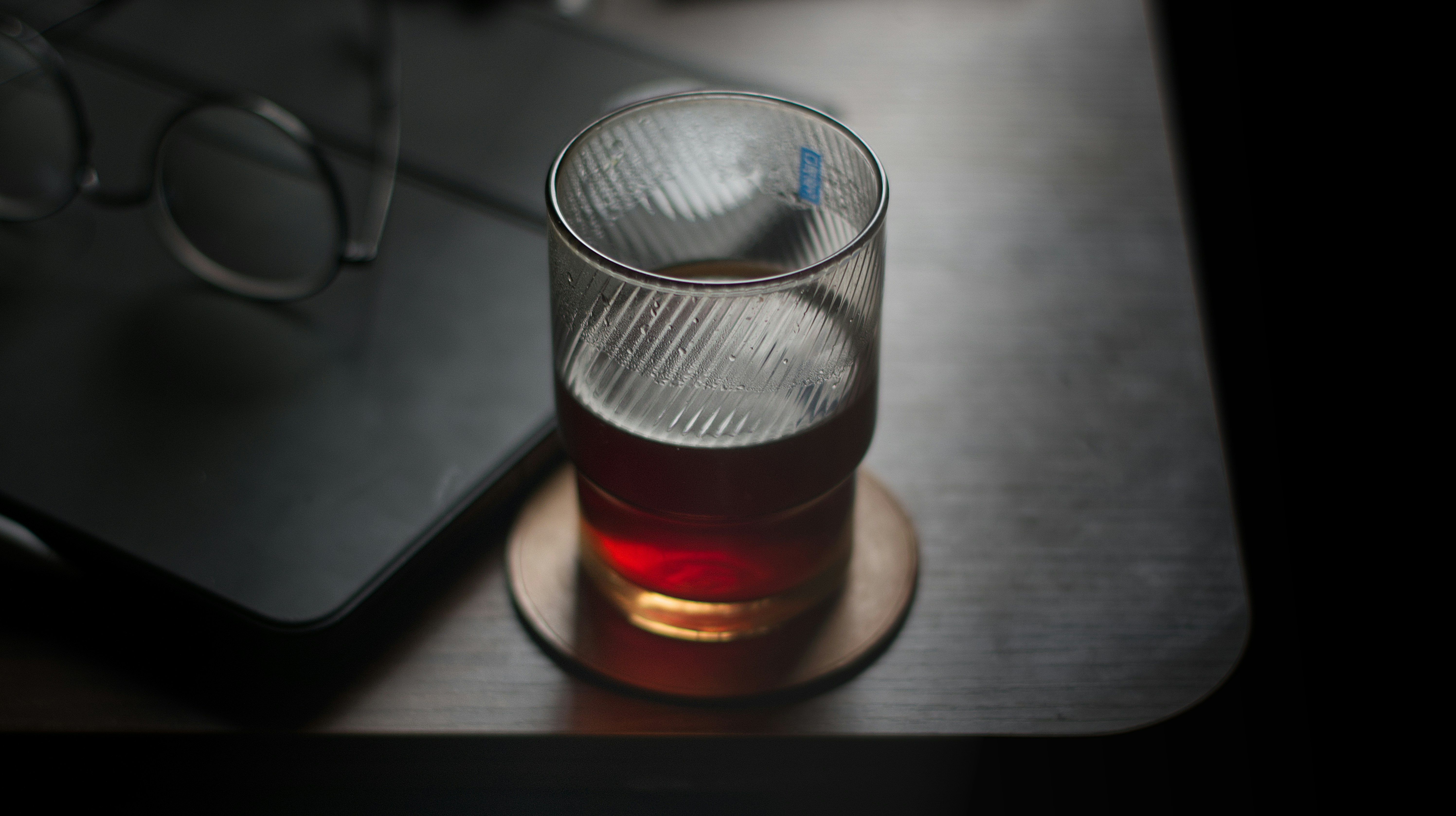 木製のテーブルの上に座っているビールのグラス