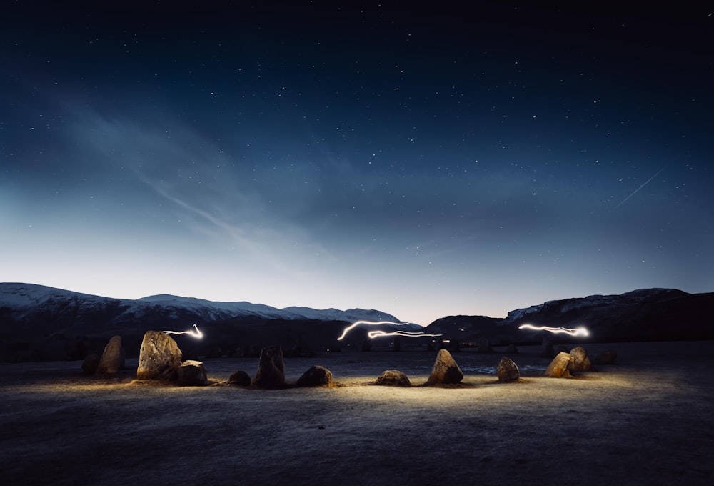 Un grupo de rocas sentadas en medio de un campo