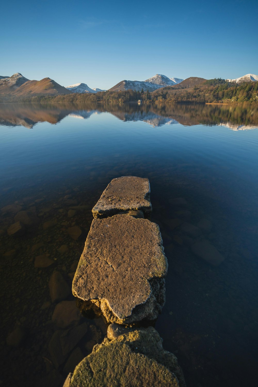 una grande roccia seduta nel mezzo di un lago
