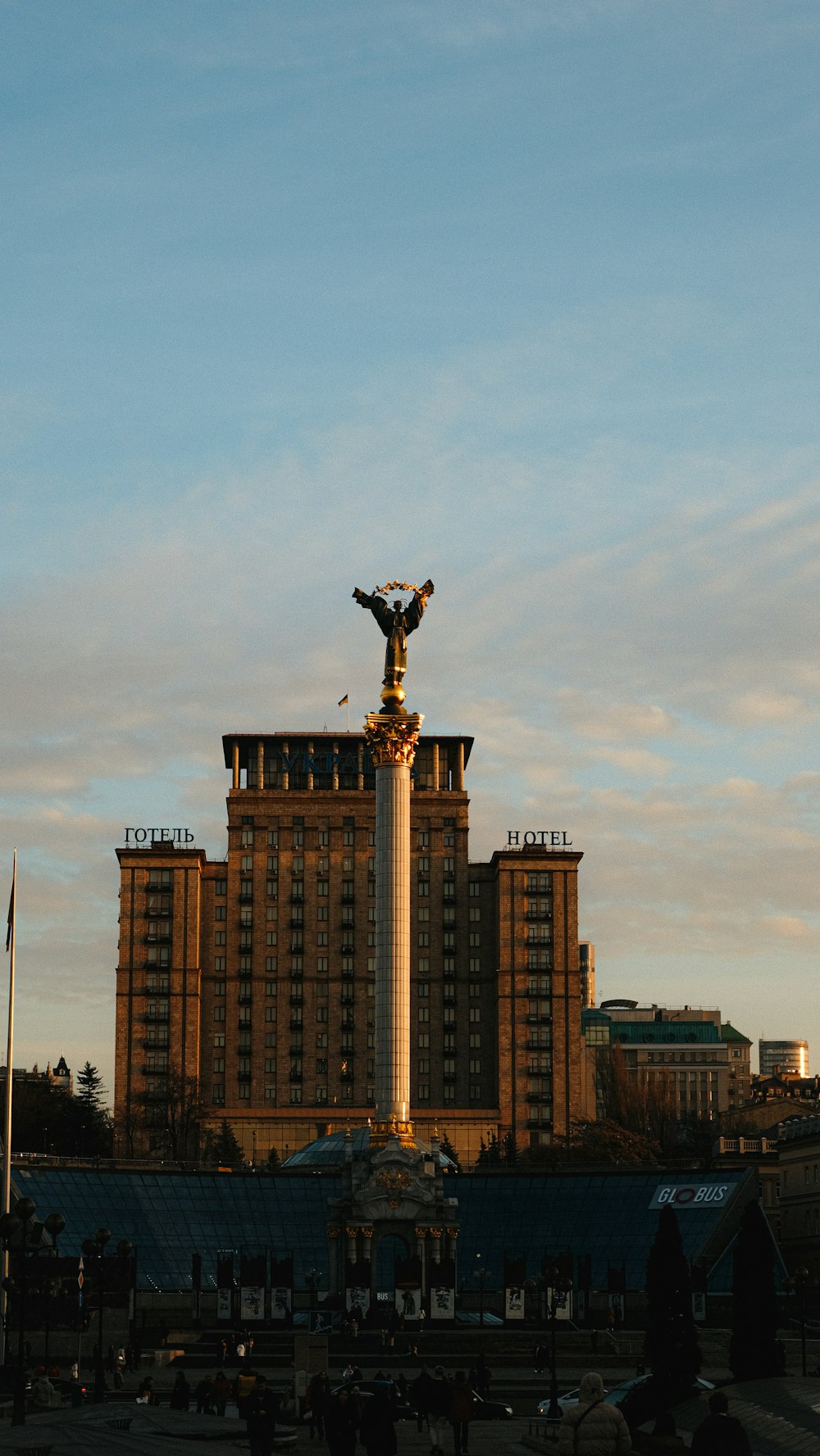 un edificio alto con una statua sopra di esso