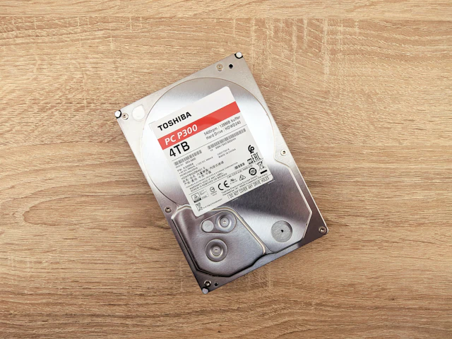 Ahşap masa üzerinde harici sabit disk