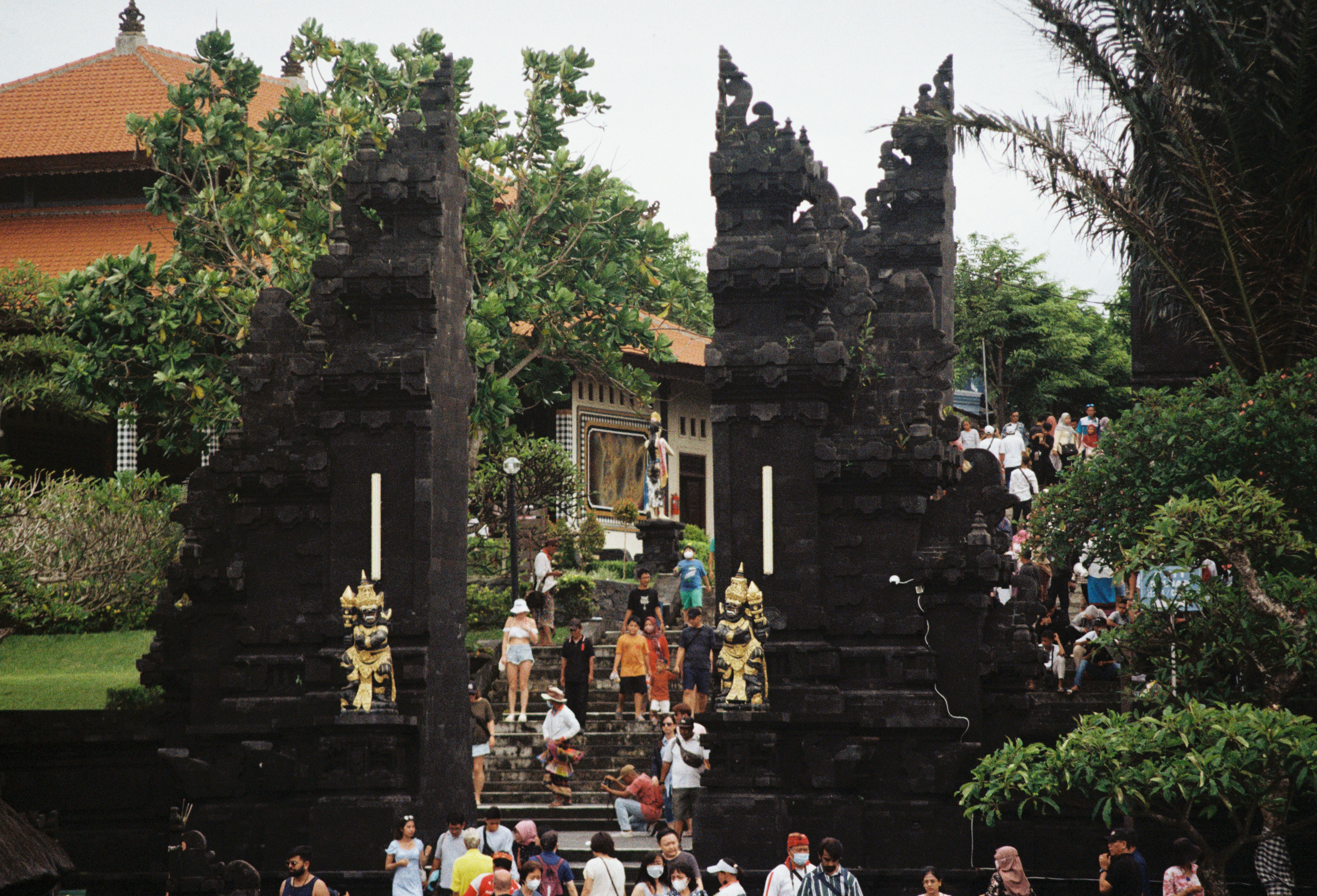 Eine Gruppe von Menschen, die um ein Steintor stehen