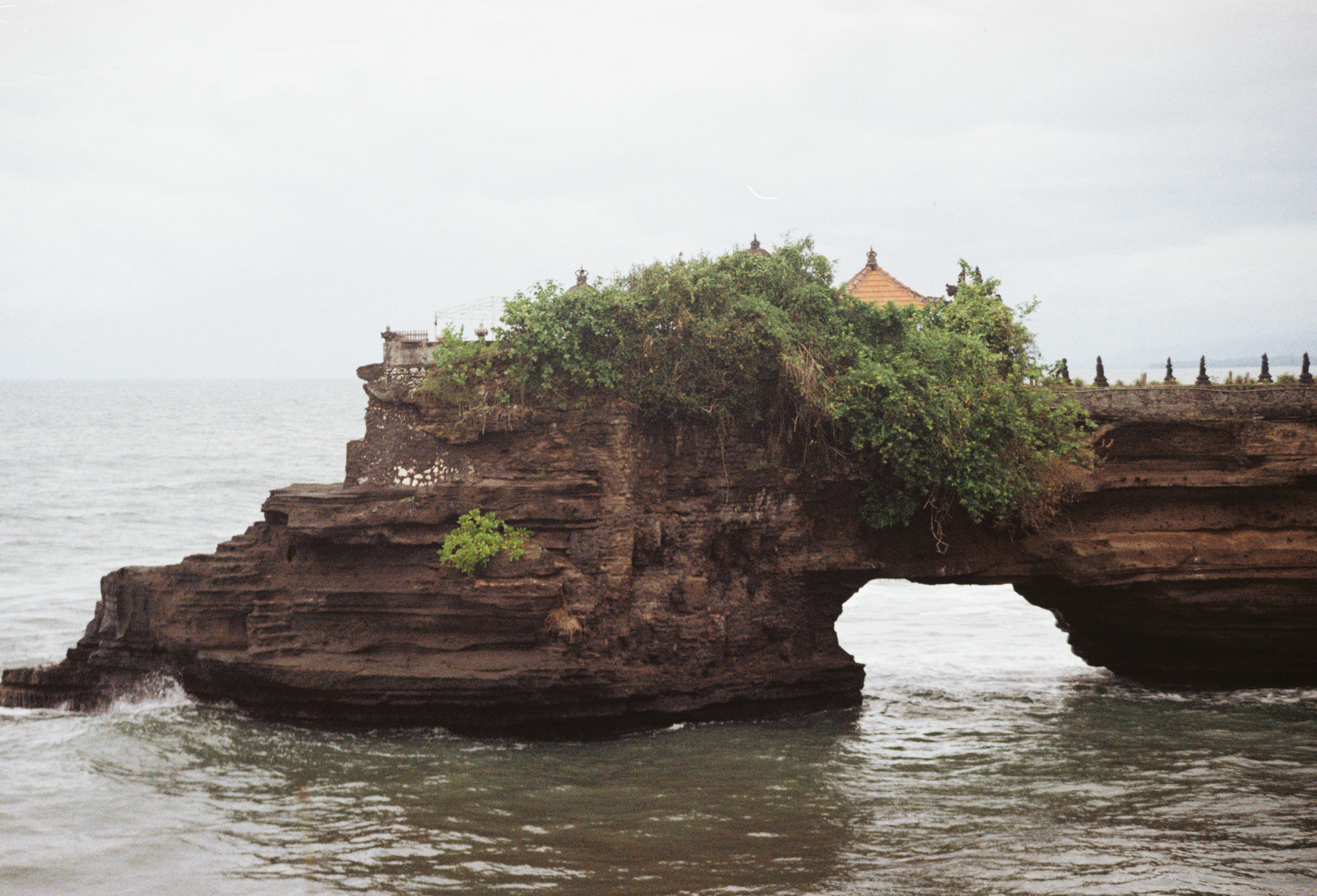eine Felsformation inmitten eines Gewässers