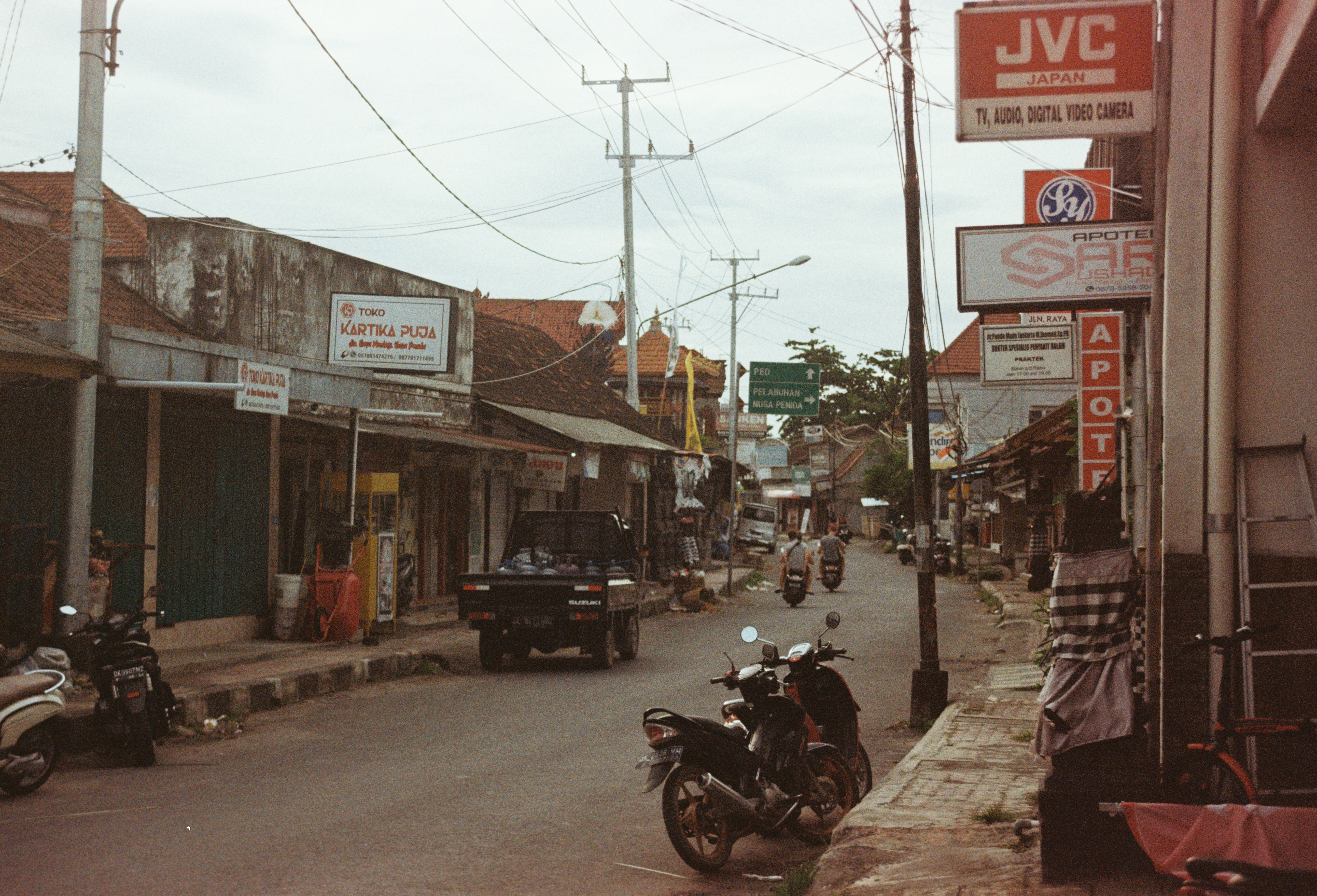 Ein Motorrad, das am Straßenrand geparkt ist