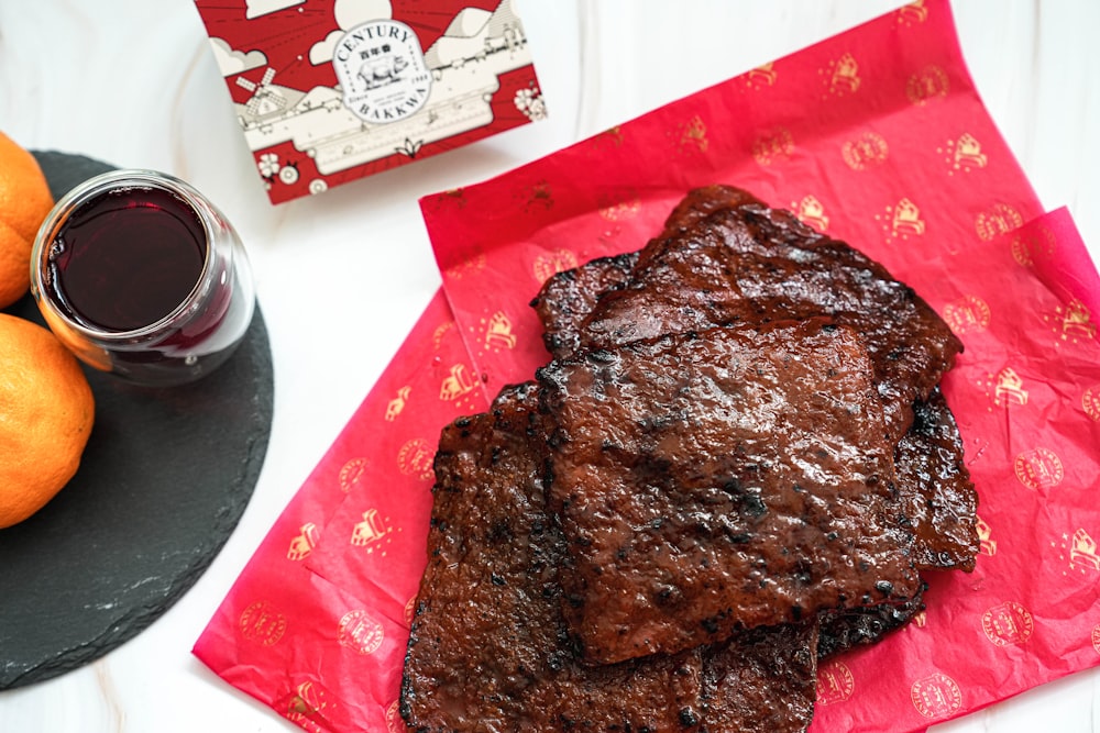 Ein Teller mit Steak und Orangen auf einem Tisch