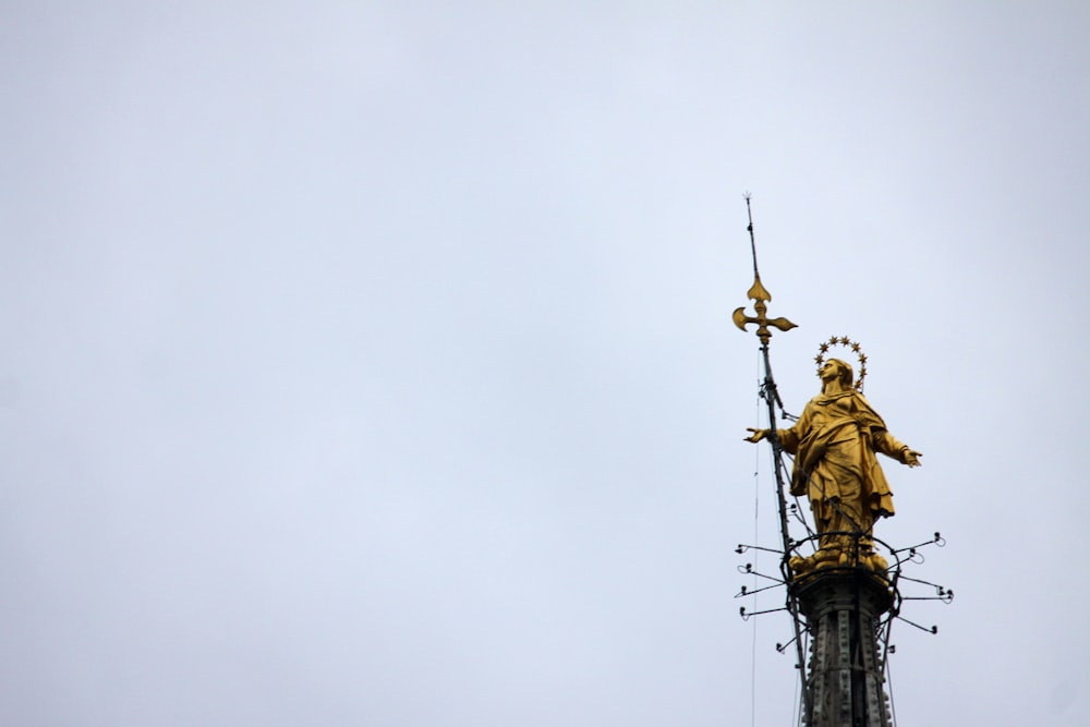 Eine goldene Statue auf einem hohen Gebäude