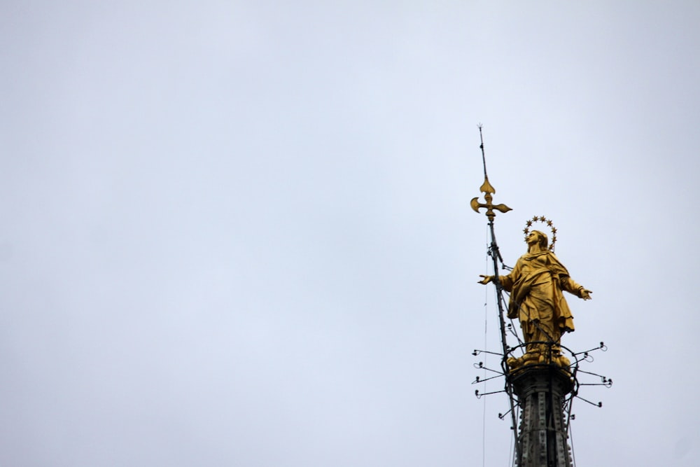 Una estatua dorada en la cima de un edificio alto