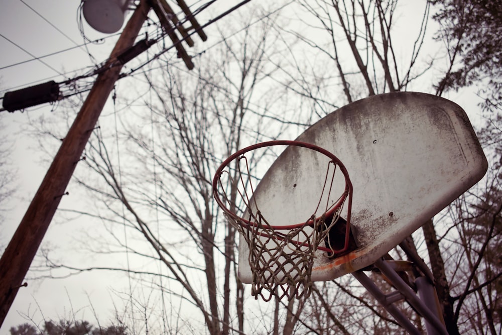 uma bola de basquete passando pela borda de um aro de basquete