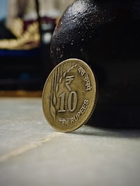 a ten rupee coin sitting on the ground