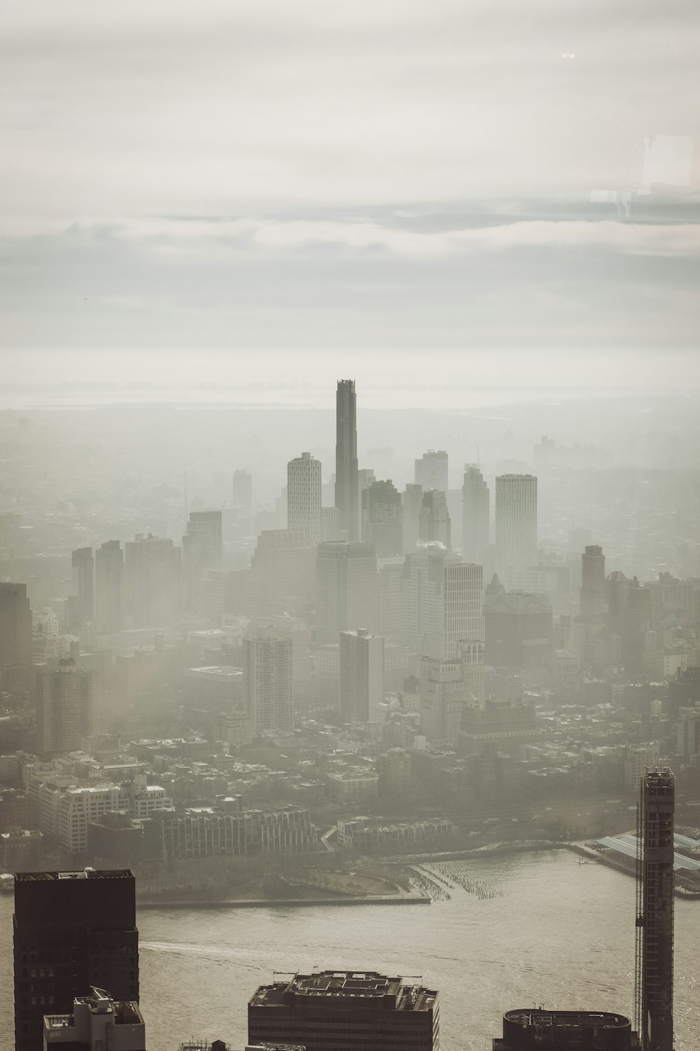 Una foto en blanco y negro del horizonte de una ciudad