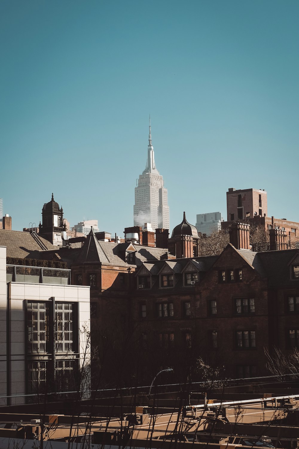 Una vista de una ciudad con un edificio muy alto al fondo