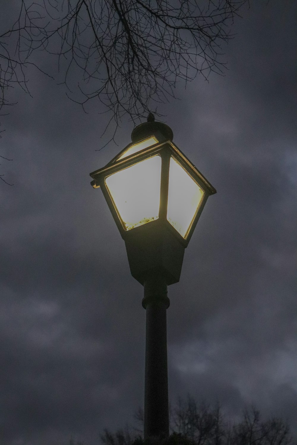 Una farola con un cielo nublado al fondo