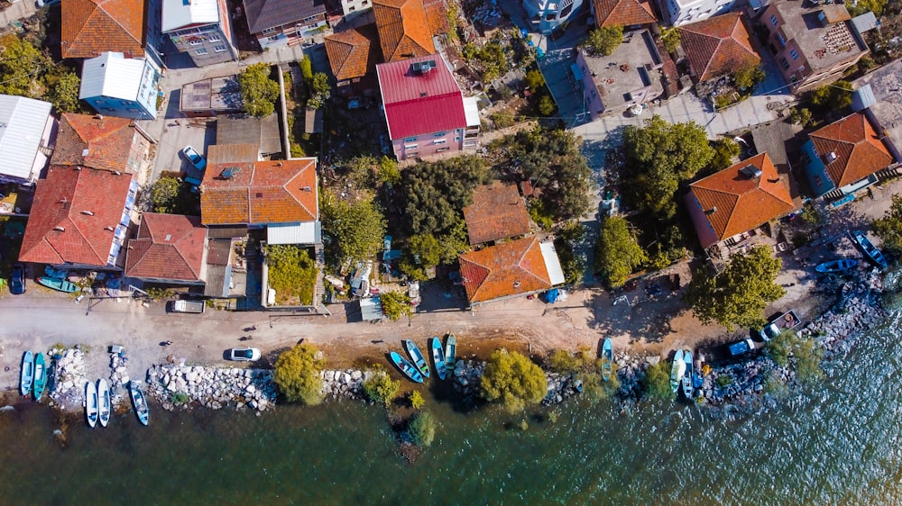 Una vista aérea de un pequeño pueblo con barcos