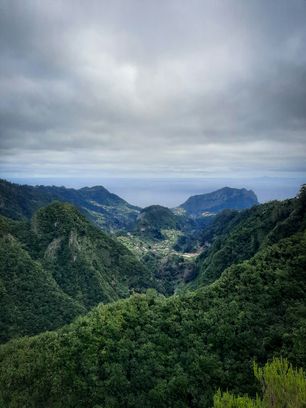 uma vista das montanhas e vales do topo de uma colina