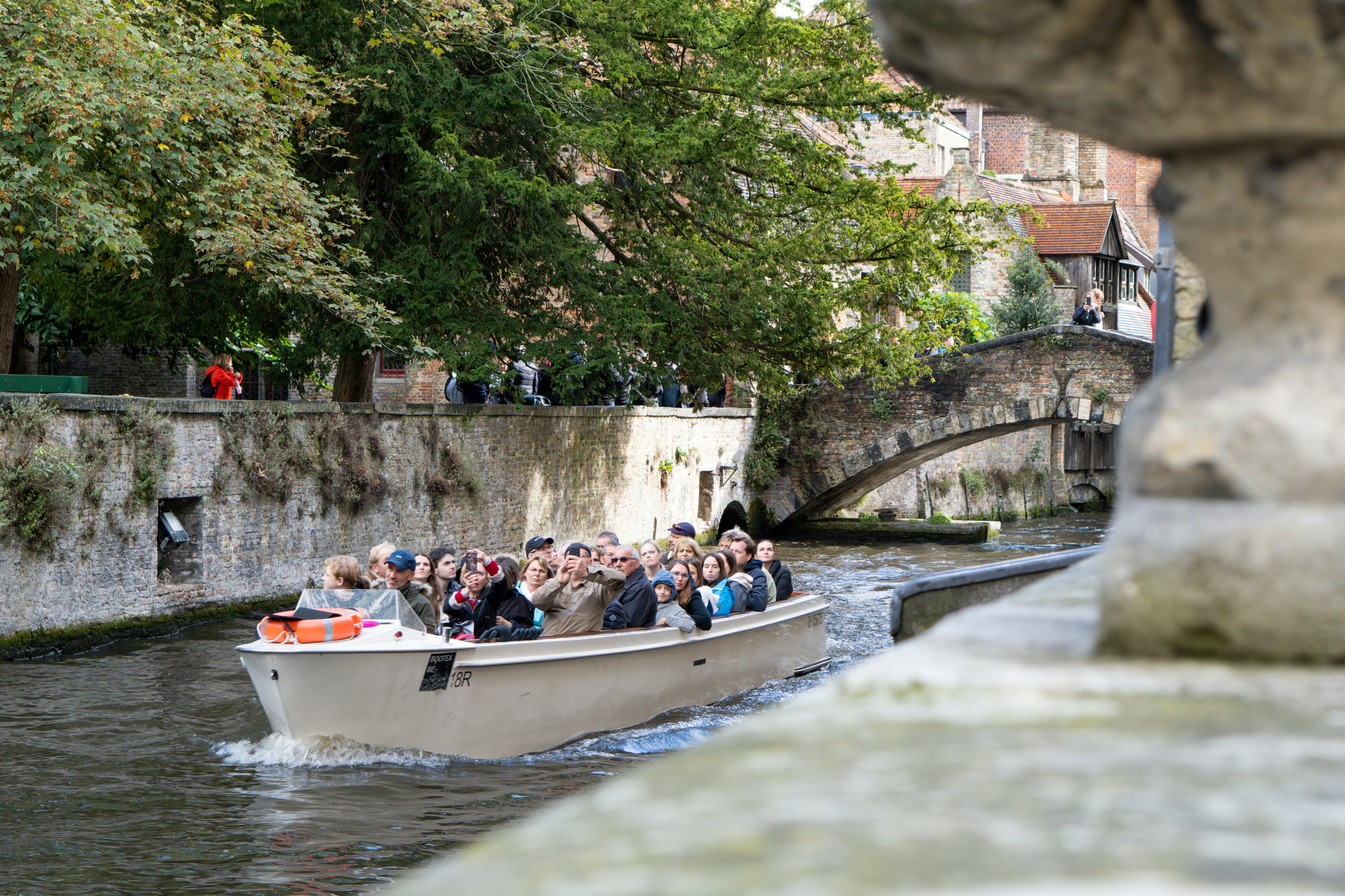 Barco no canal de Bruges