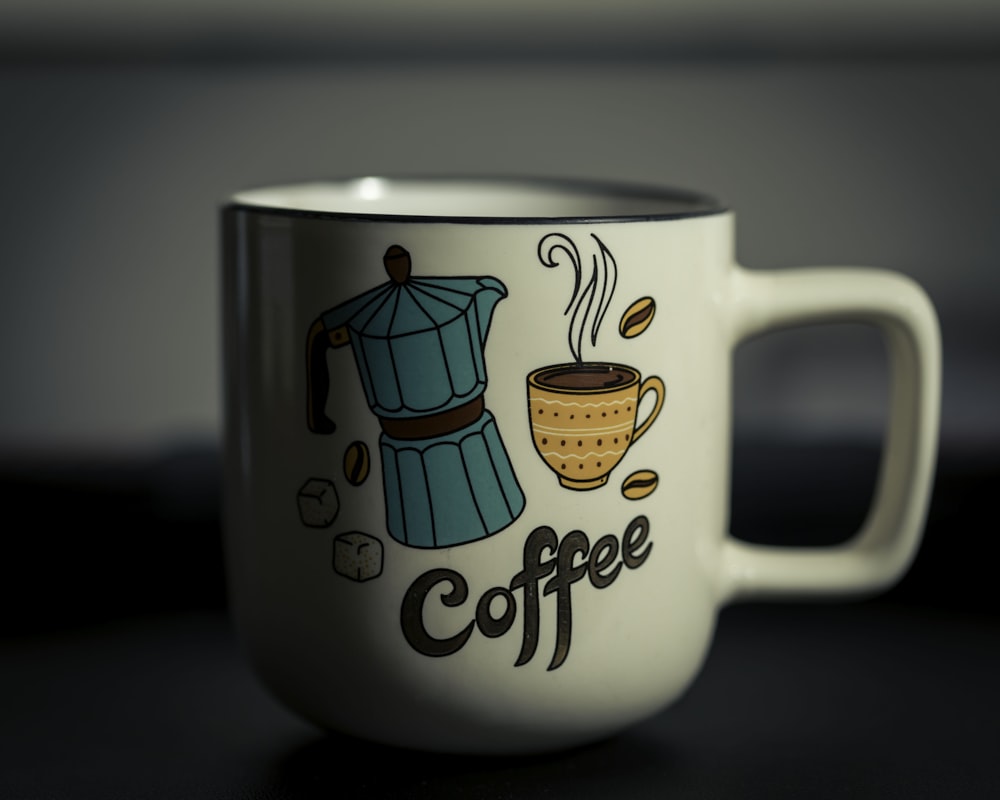 uma caneca de café com um desenho de uma xícara de café