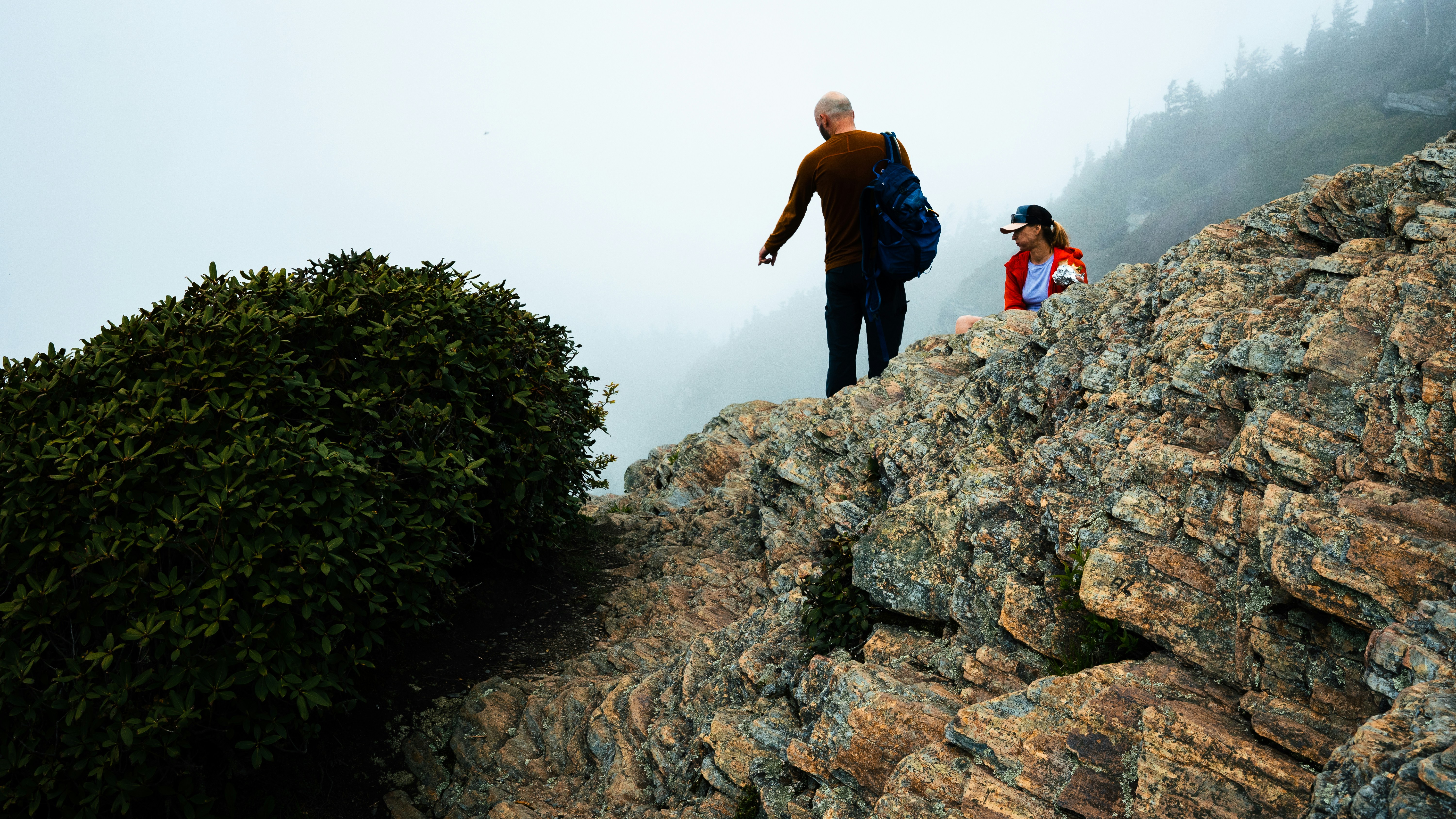 Ein Mann und eine Frau wandern auf einen Berg