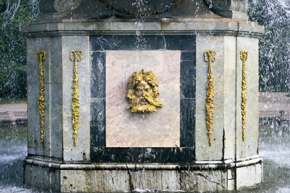 a fountain with a lion head on top of it