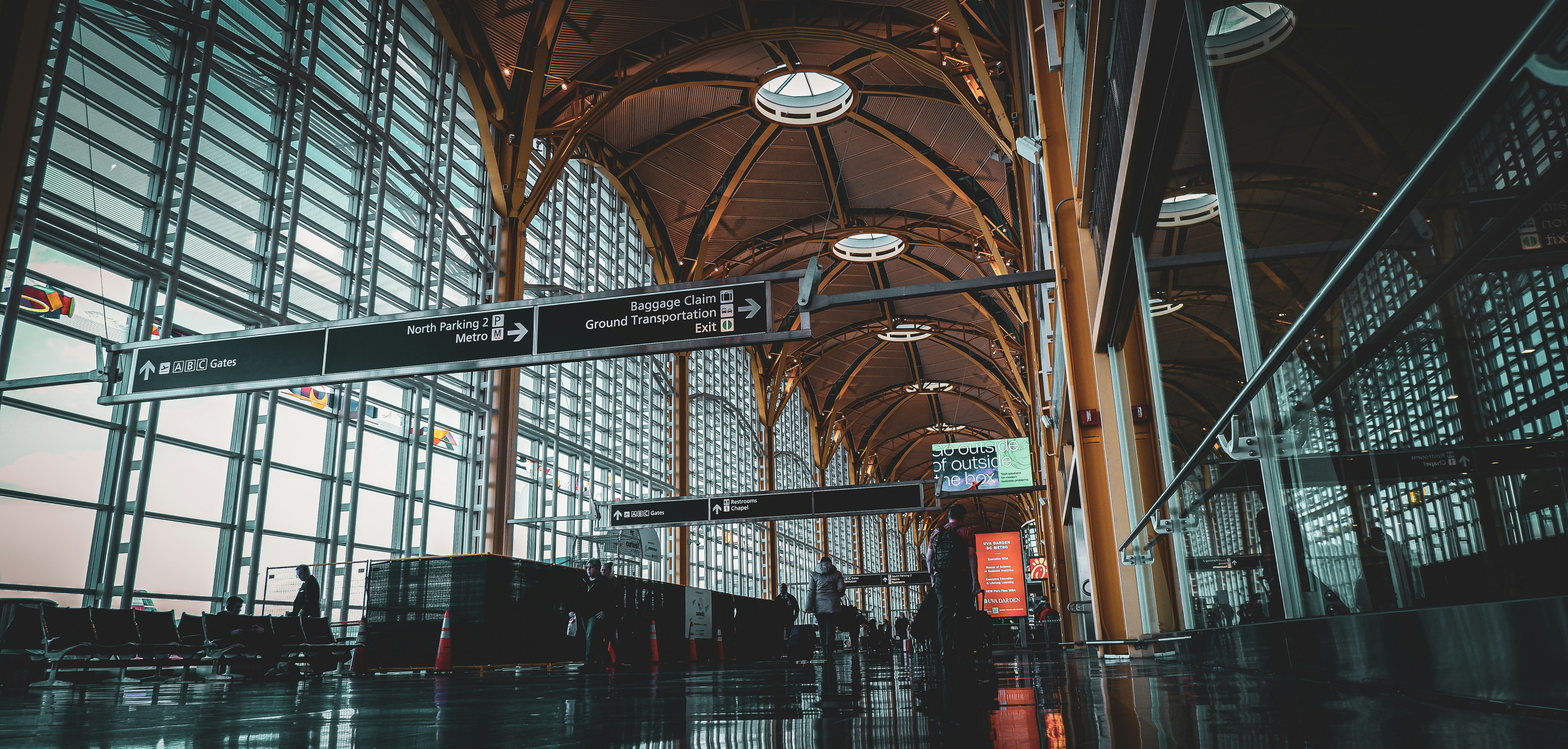 uma estação de trem com uma placa no meio dela